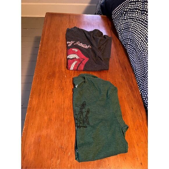 Bundle of Men’s t- shirts burton graphic green and charcoal  gray s - Picture 1 of 8